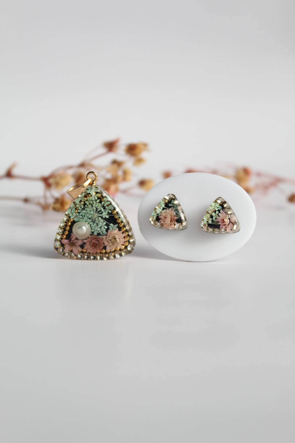 Triangle Shaped Inlaid himalayan daisy (pink) and Queen Anne’s Lace (teal) Dry flowers Pendant Set