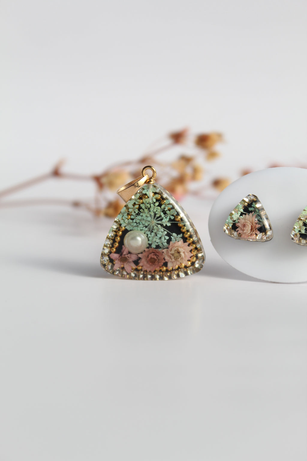 Triangle Shaped Inlaid himalayan daisy (pink) and Queen Anne’s Lace (teal) Dry flowers Pendant Set