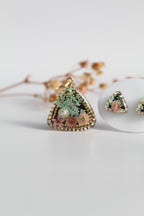 Triangle Shaped Inlaid himalayan daisy (pink) and Queen Anne’s Lace (teal) Dry flowers Pendant Set