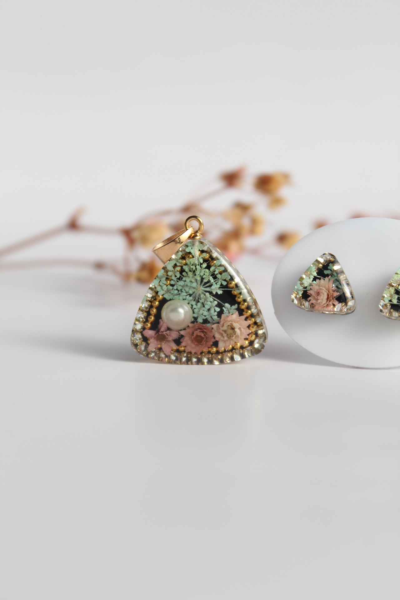 Triangle Shaped Inlaid himalayan daisy (pink) and Queen Anne’s Lace (teal) Dry flowers Pendant Set