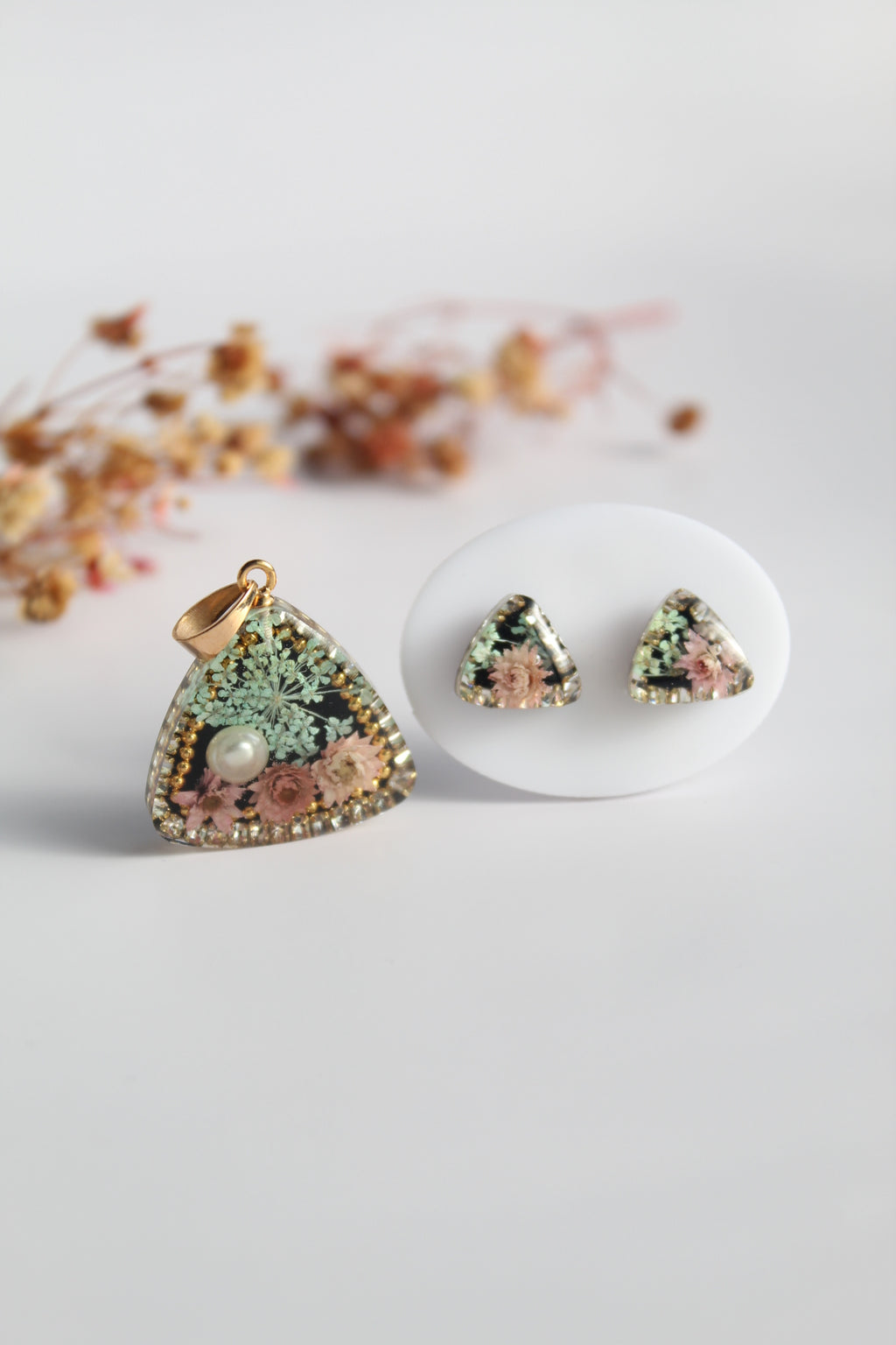 Triangle Shaped Inlaid himalayan daisy (pink) and Queen Anne’s Lace (teal) Dry flowers Pendant Set