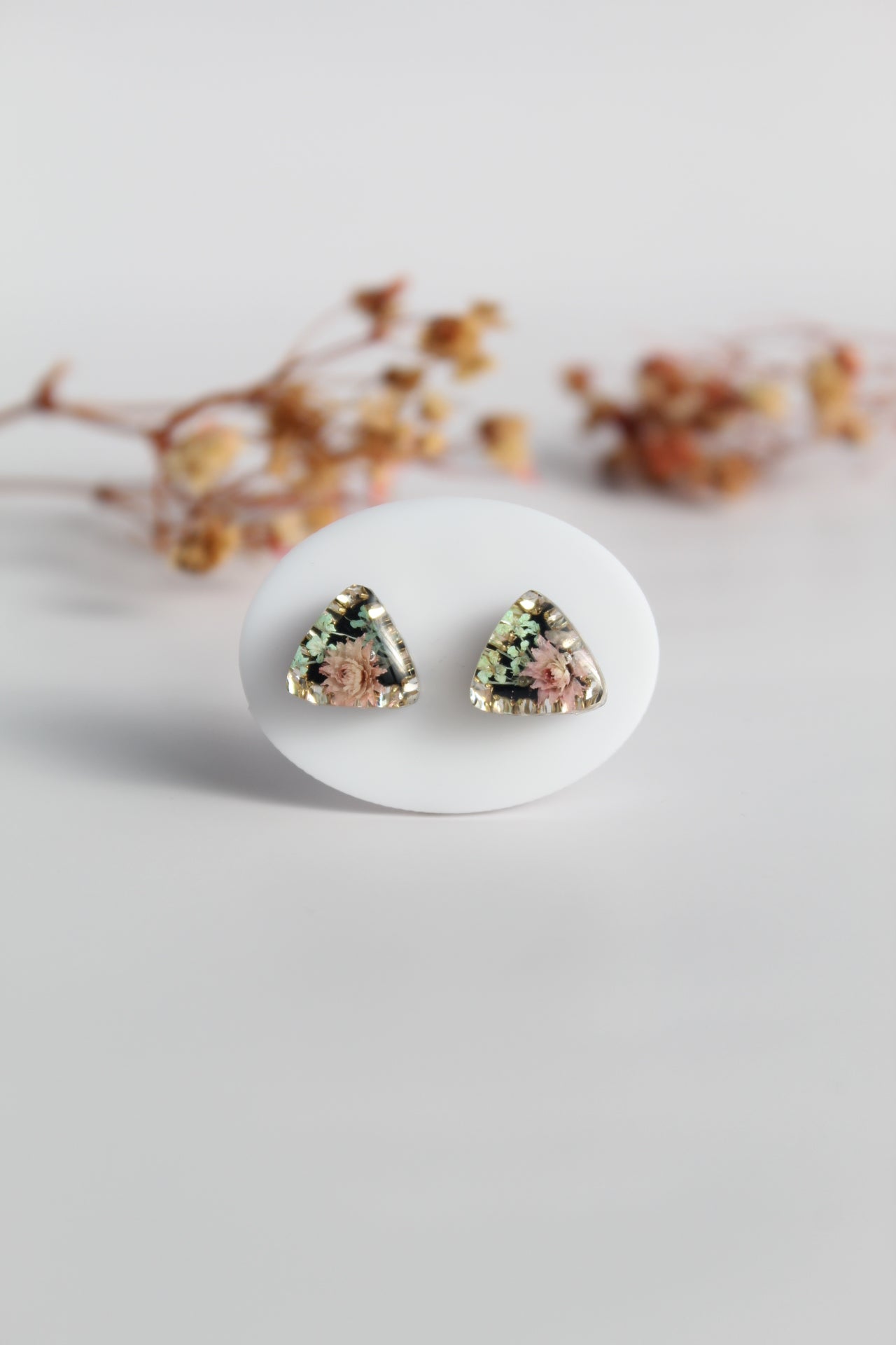 Triangle Shaped Inlaid himalayan daisy (pink) and Queen Anne’s Lace (teal) Dry flowers Pendant Set