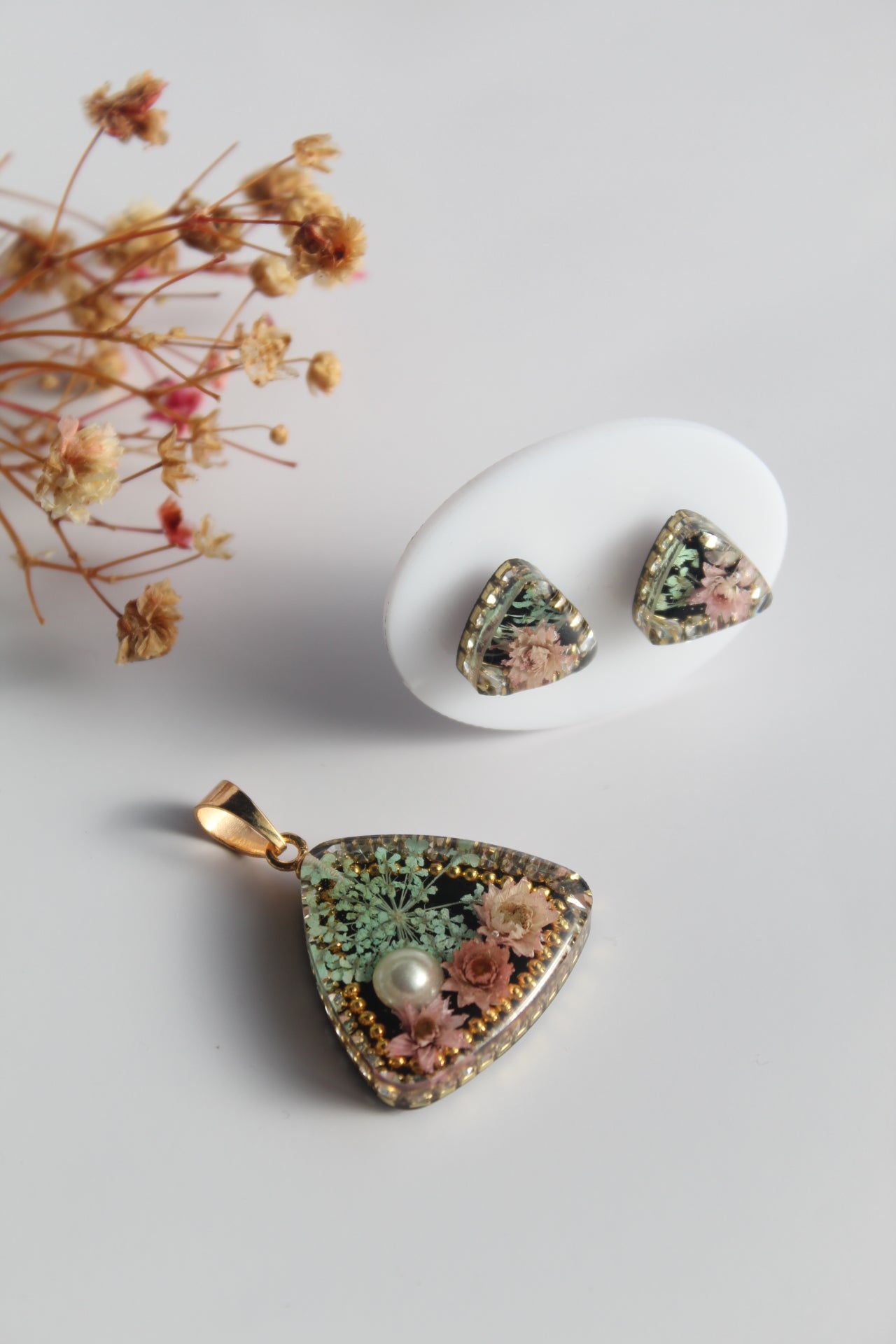 Triangle Shaped Inlaid himalayan daisy (pink) and Queen Anne’s Lace (teal) Dry flowers Pendant Set