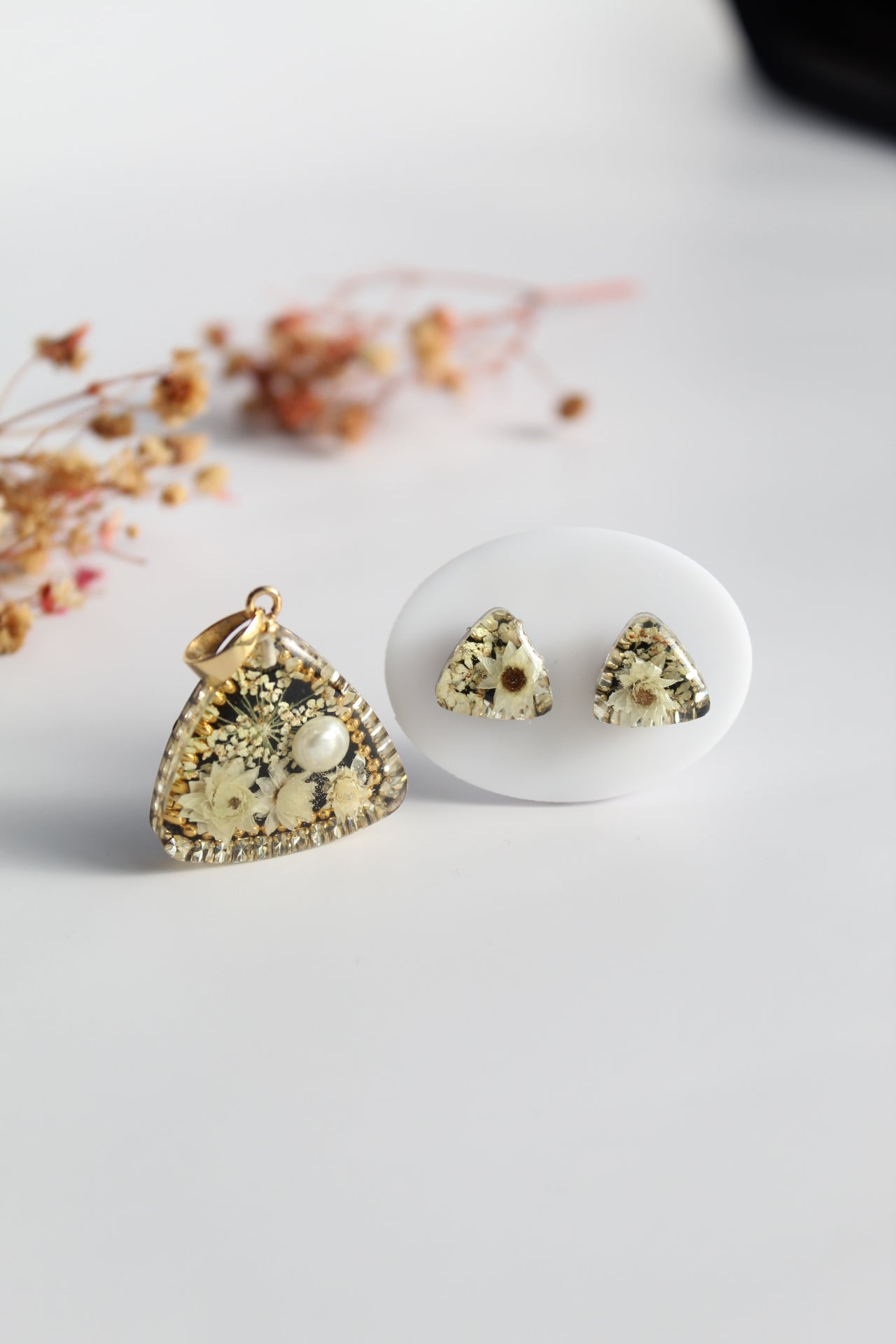 Triangle Shaped Inlaid himalayan daisy (white) and Queen Anne’s Lace (white) Dry flowers Pendant Set