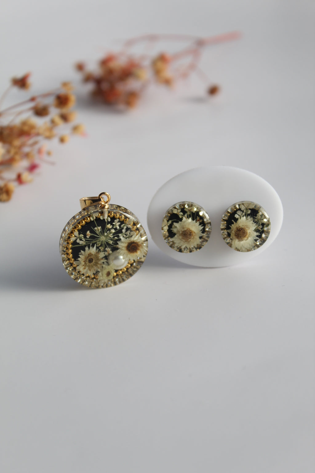 Round Shaped Inlaid himalayan daisy (white) and Queen Anne’s Lace (white) Dry flowers Pendant Set