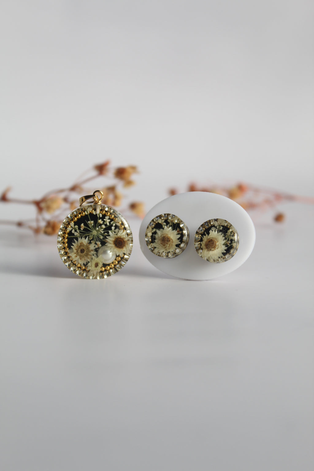 Round Shaped Inlaid himalayan daisy (white) and Queen Anne’s Lace (white) Dry flowers Pendant Set