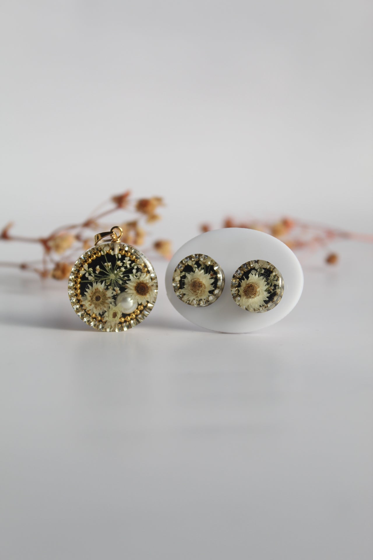 Round Shaped Inlaid himalayan daisy (white) and Queen Anne’s Lace (white) Dry flowers Pendant Set