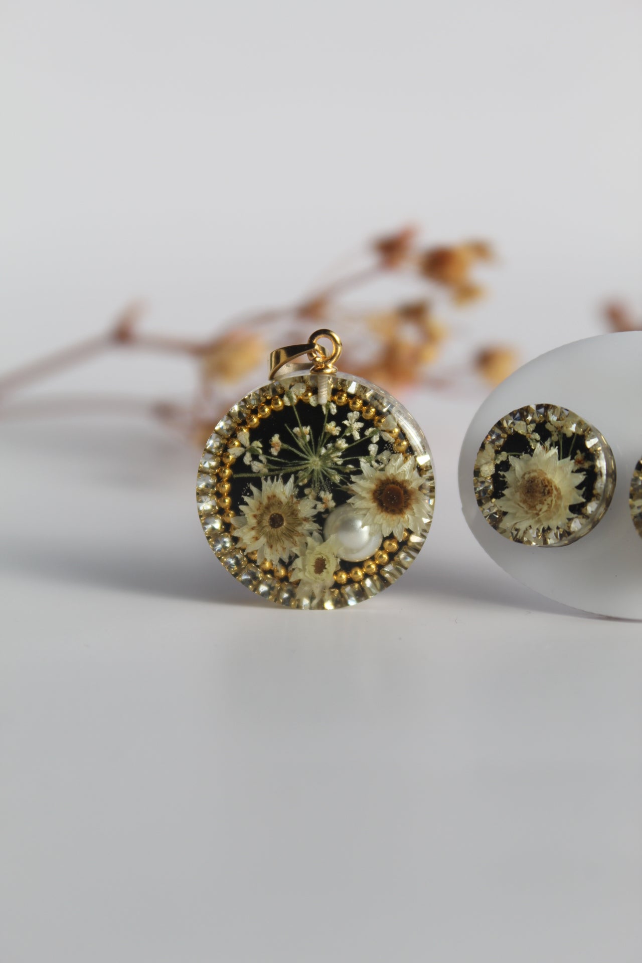 Round Shaped Inlaid himalayan daisy (white) and Queen Anne’s Lace (white) Dry flowers Pendant Set