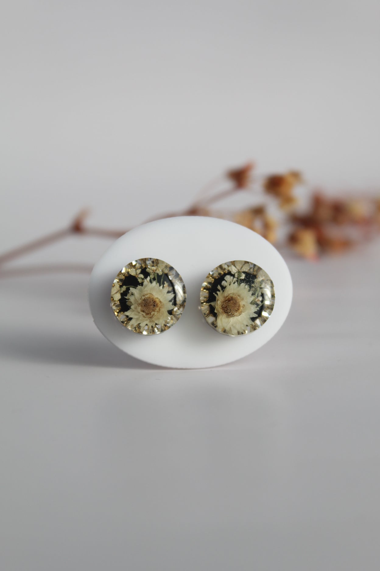 Round Shaped Inlaid himalayan daisy (white) and Queen Anne’s Lace (white) Dry flowers Pendant Set