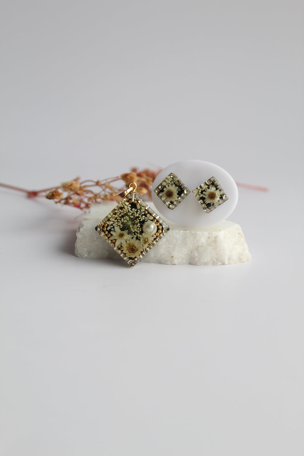 Square Shaped Inlaid Himalayan daisy(white) and Queen Anne’s Lace(white) Dry flowers Pendant Set