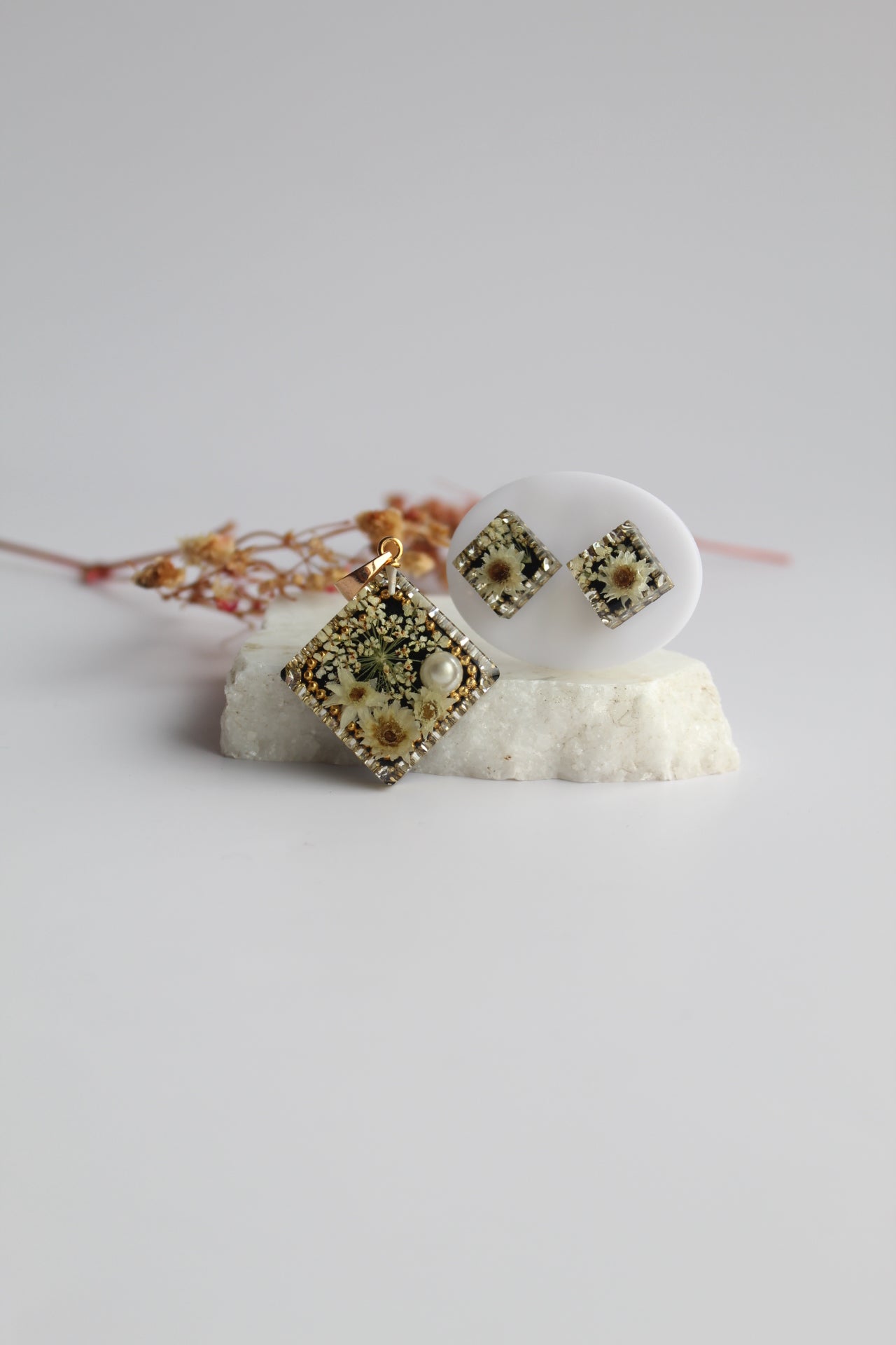 Square Shaped Inlaid Himalayan daisy(white) and Queen Anne’s Lace(white) Dry flowers Pendant Set
