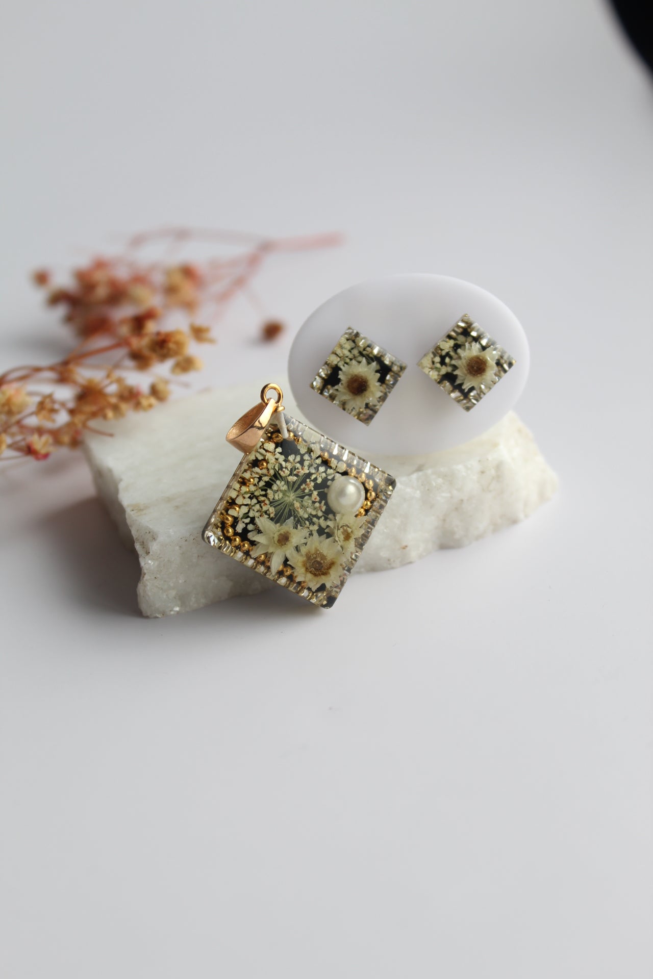 Square Shaped Inlaid Himalayan daisy(white) and Queen Anne’s Lace(white) Dry flowers Pendant Set
