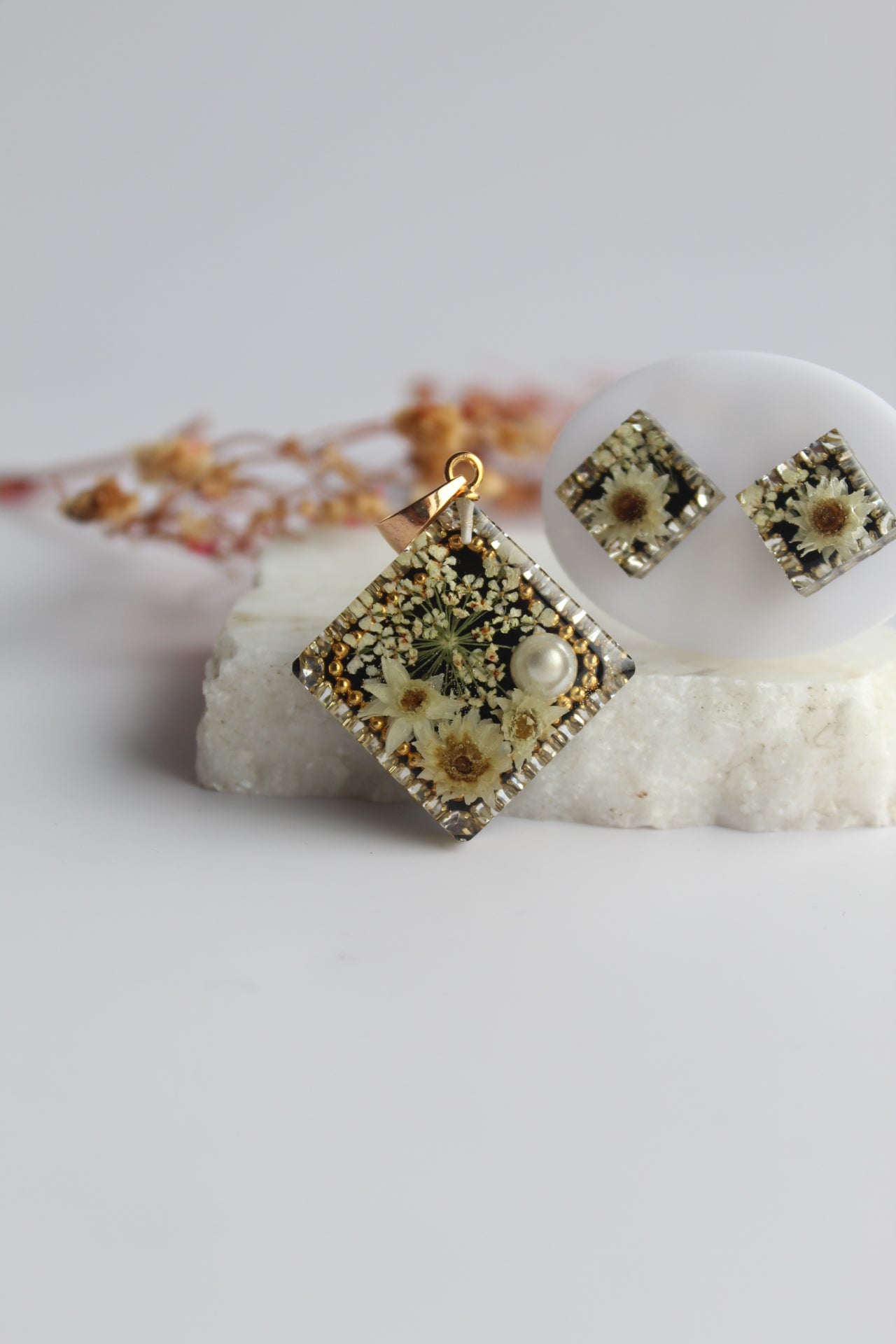 Square Shaped Inlaid Himalayan daisy(white) and Queen Anne’s Lace(white) Dry flowers Pendant Set