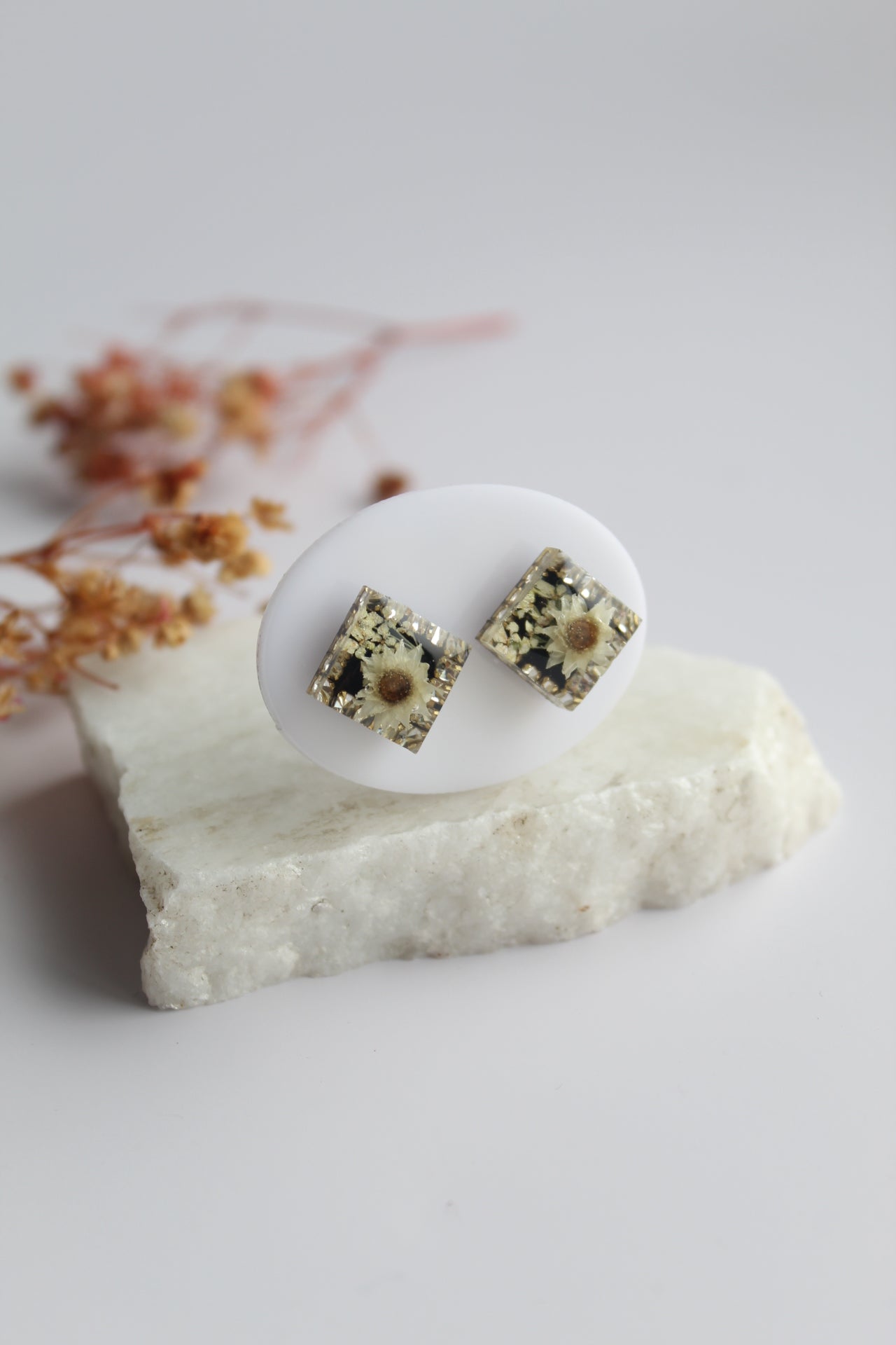 Square Shaped Inlaid Himalayan daisy(white) and Queen Anne’s Lace(white) Dry flowers Pendant Set