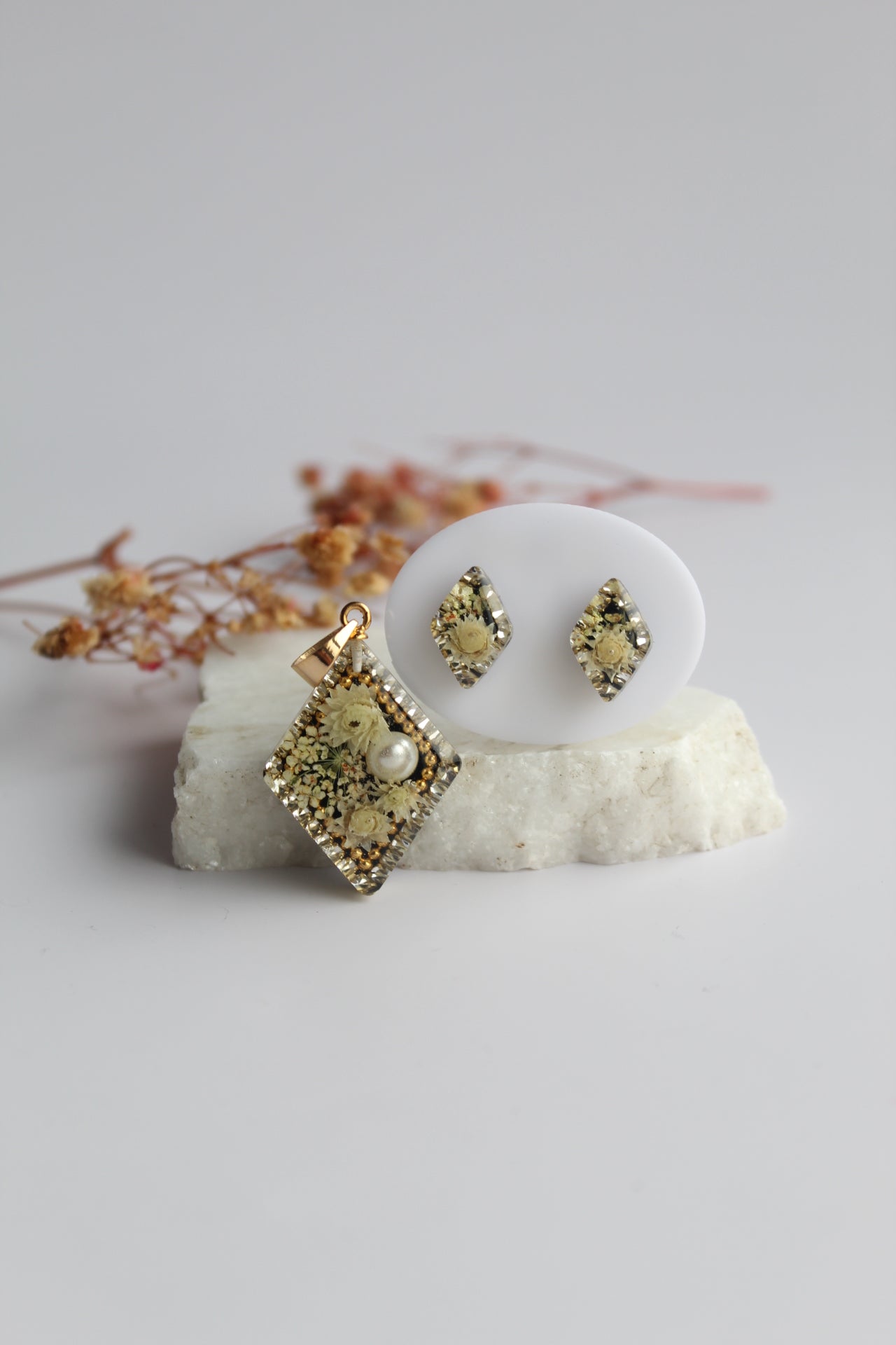 Diamond Shaped Inlaid himalayan daisy (white) and Queen Anne’s Lace (white) Dry flowers Pendant Set