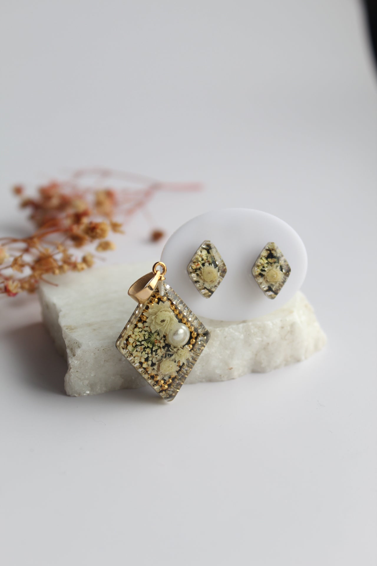 Diamond Shaped Inlaid himalayan daisy (white) and Queen Anne’s Lace (white) Dry flowers Pendant Set