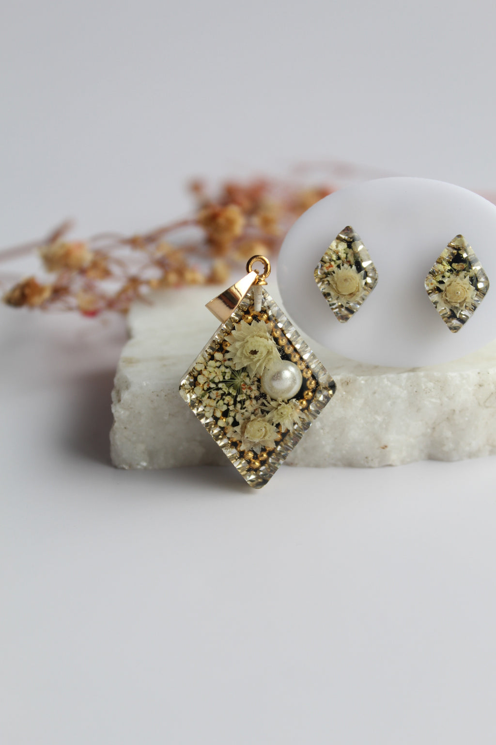 Diamond Shaped Inlaid himalayan daisy (white) and Queen Anne’s Lace (white) Dry flowers Pendant Set