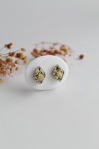 Diamond Shaped Inlaid himalayan daisy (white) and Queen Anne’s Lace (white) Dry flowers Pendant Set