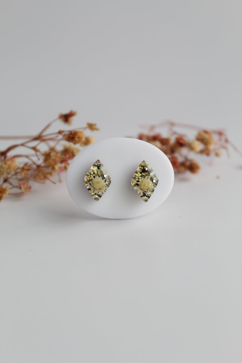 Diamond Shaped Inlaid himalayan daisy (white) and Queen Anne’s Lace (white) Dry flowers Pendant Set