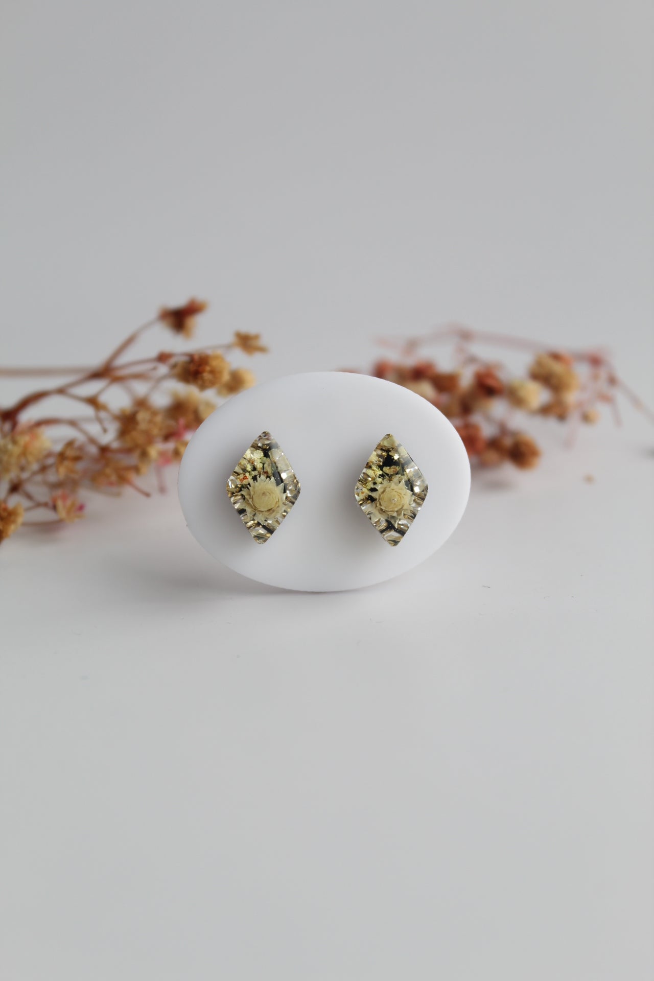Diamond Shaped Inlaid himalayan daisy (white) and Queen Anne’s Lace (white) Dry flowers Pendant Set