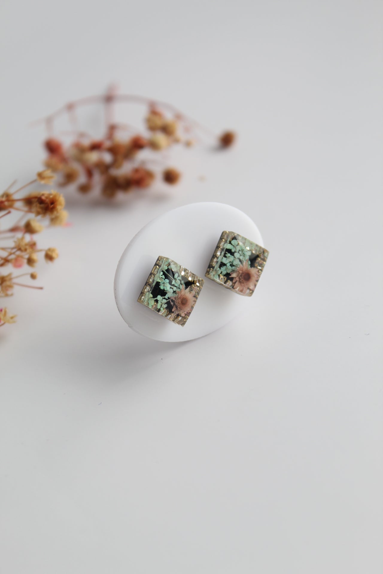 Square Shaped Inlaid Himalayan daisy(Pink) and Queen Anne’s Lace(Teal) Dry flowers Pendant Set