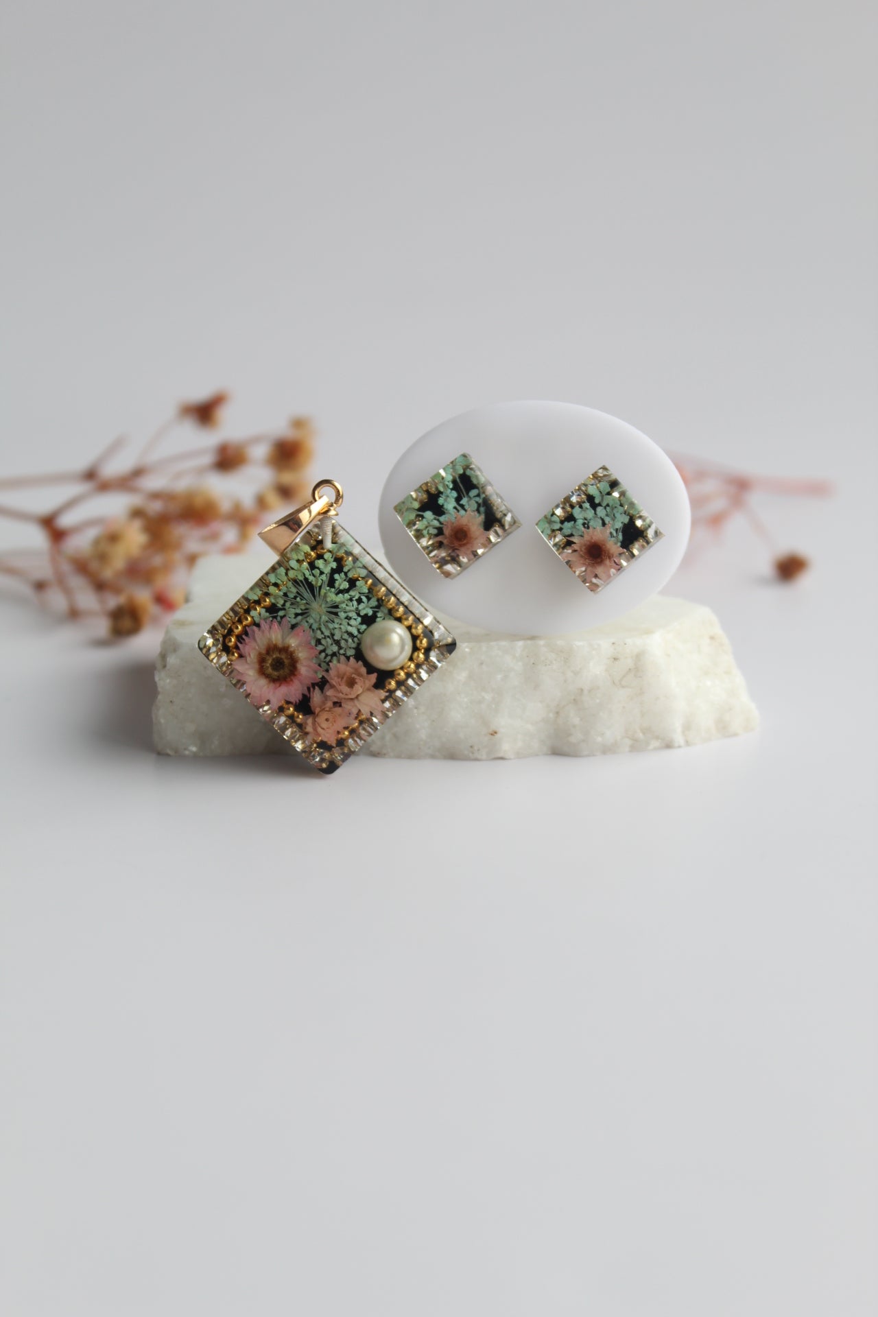 Square Shaped Inlaid Himalayan daisy(Pink) and Queen Anne’s Lace(Teal) Dry flowers Pendant Set
