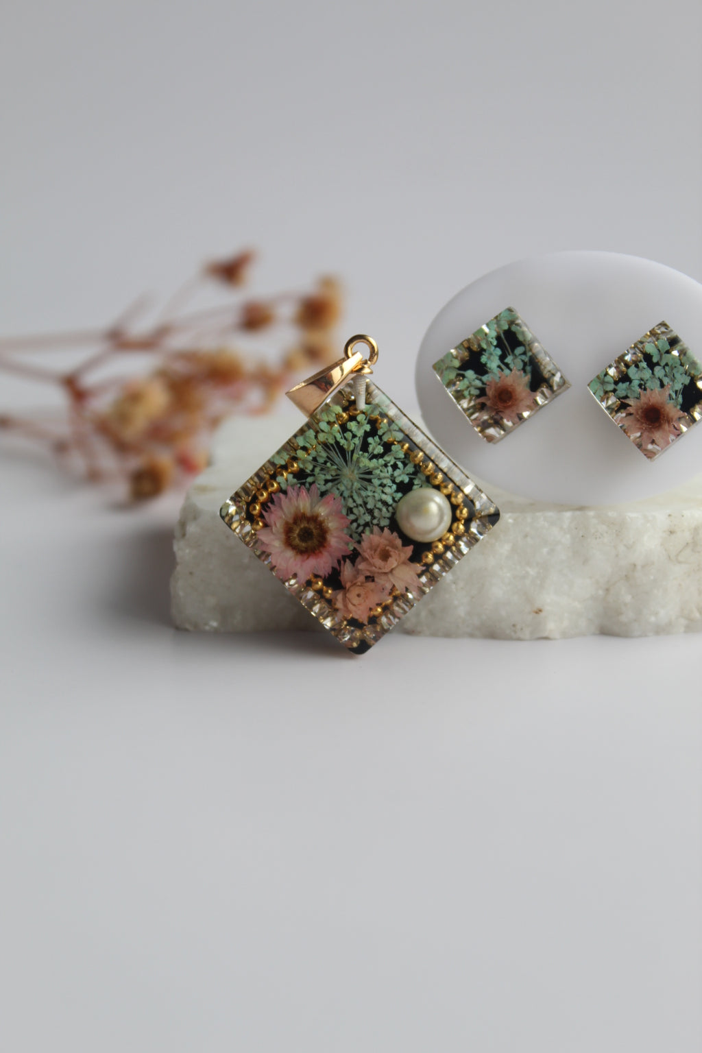 Square Shaped Inlaid Himalayan daisy(Pink) and Queen Anne’s Lace(Teal) Dry flowers Pendant Set