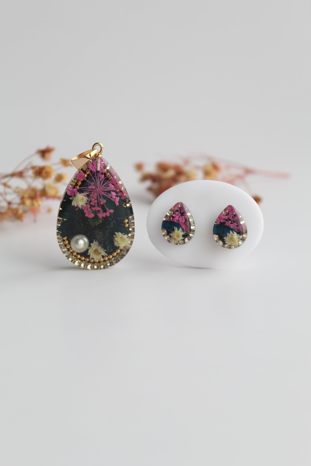 Drop Shaped Inlaid himalayan daisy, Queen Anne’s Lace and Big Daisy Dry flowers Pendant Set (Dark Pink, Dark blue & White)