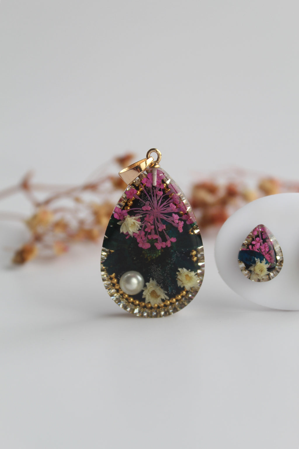 Drop Shaped Inlaid himalayan daisy, Queen Anne’s Lace and Big Daisy Dry flowers Pendant Set (Dark Pink, Dark blue & White)