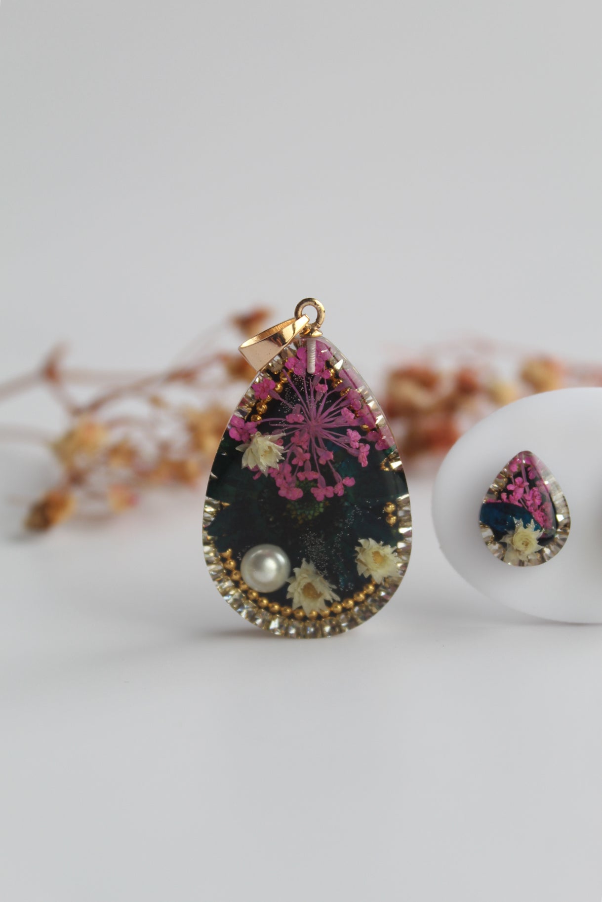 Drop Shaped Inlaid himalayan daisy, Queen Anne’s Lace and Big Daisy Dry flowers Pendant Set (Dark Pink, Dark blue & White)