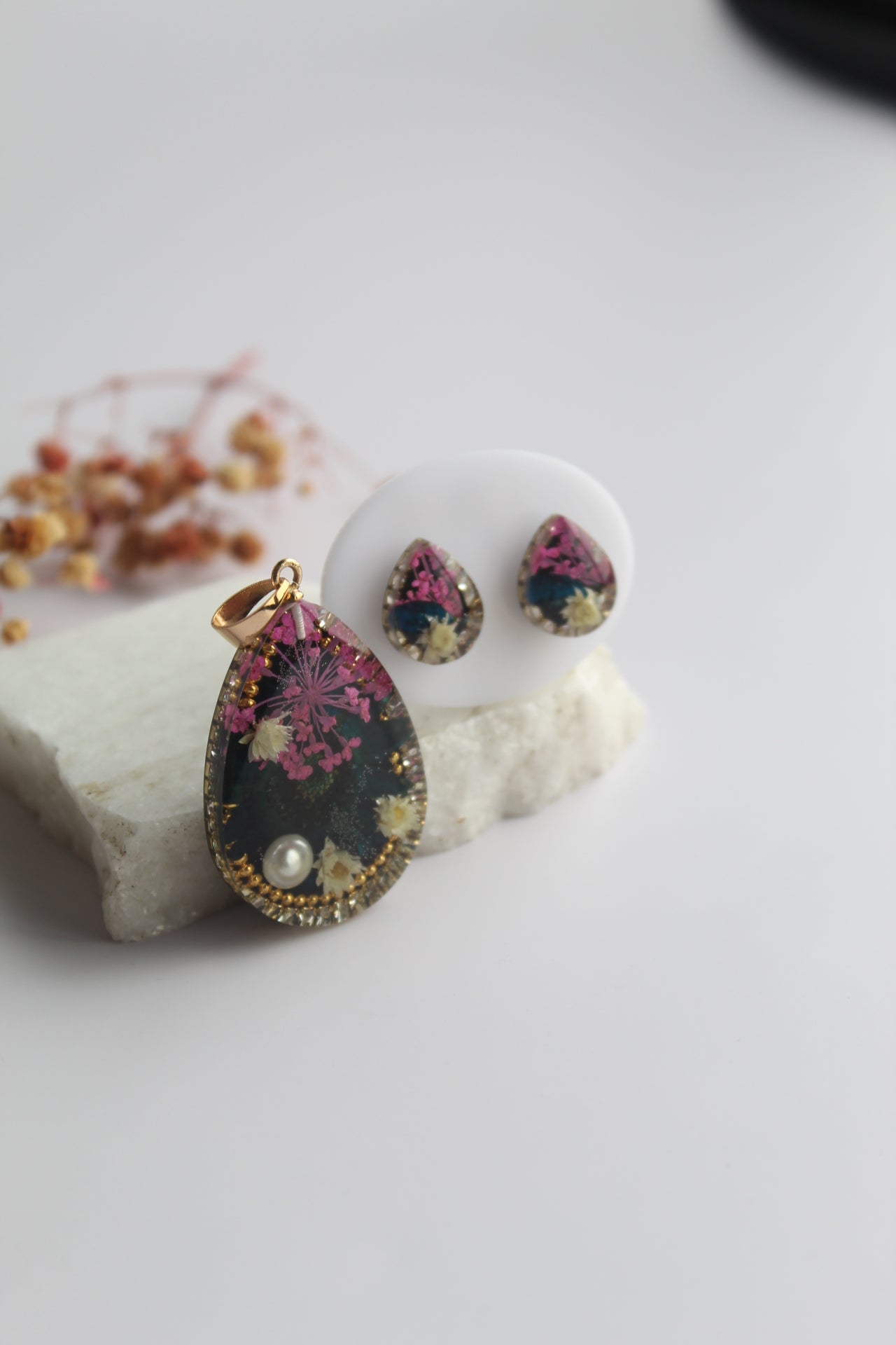 Drop Shaped Inlaid himalayan daisy, Queen Anne’s Lace and Big Daisy Dry flowers Pendant Set (Dark Pink, Dark blue & White)