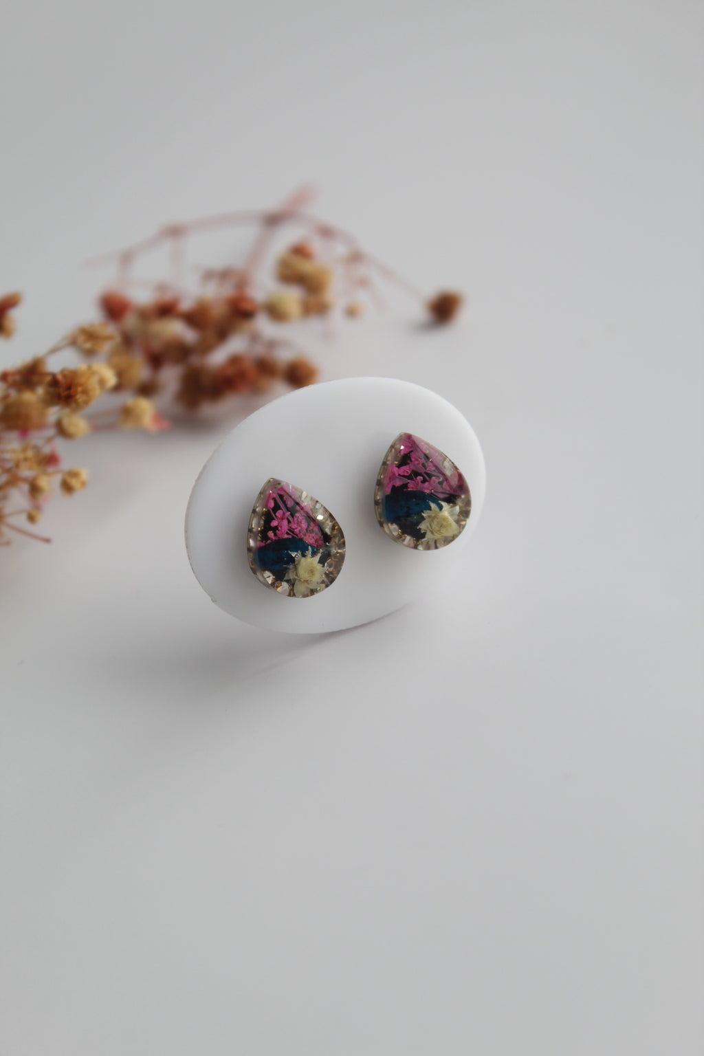 Drop Shaped Inlaid himalayan daisy, Queen Anne’s Lace and Big Daisy Dry flowers Pendant Set (Dark Pink, Dark blue & White)