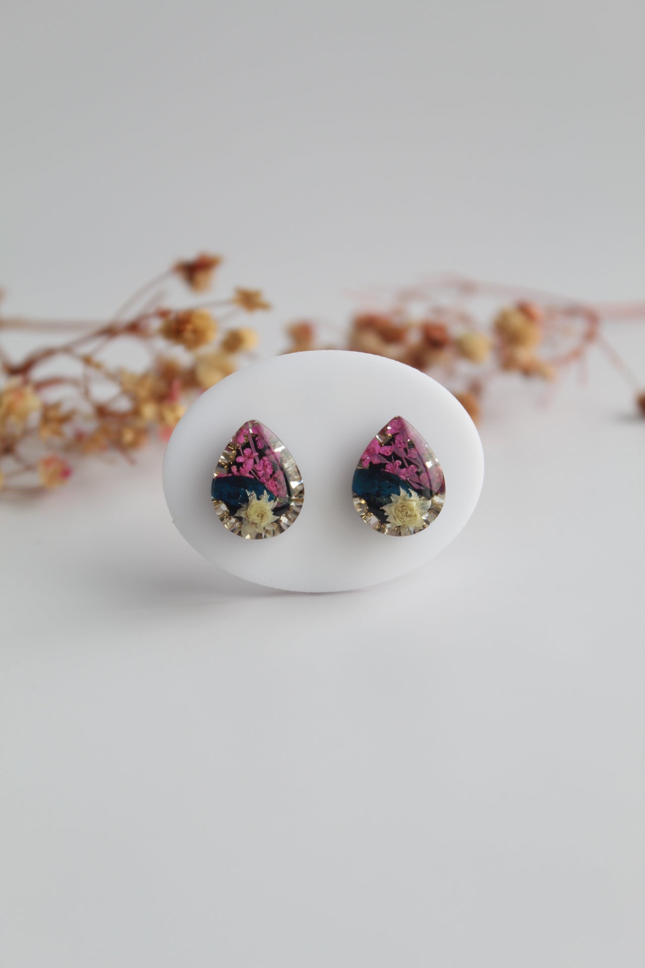Drop Shaped Inlaid himalayan daisy, Queen Anne’s Lace and Big Daisy Dry flowers Pendant Set (Dark Pink, Dark blue & White)