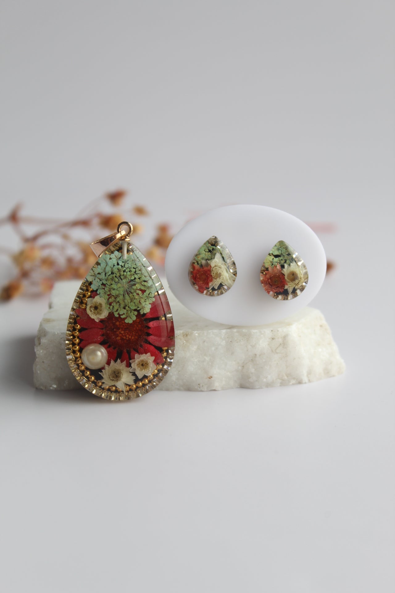 Drop Shaped Inlaid himalayan daisy, Queen Anne’s Lace and Big Daisy Dry flowers Pendant Set (Teal, Red & White)