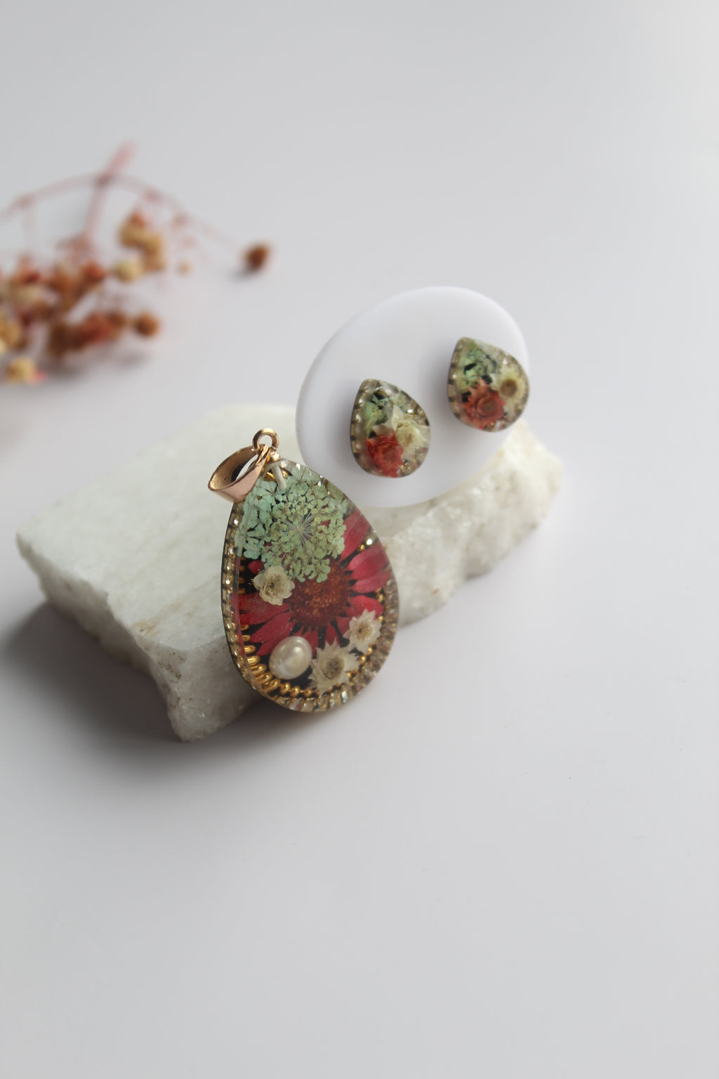 Drop Shaped Inlaid himalayan daisy, Queen Anne’s Lace and Big Daisy Dry flowers Pendant Set (Teal, Red & White)