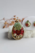 Drop Shaped Inlaid himalayan daisy, Queen Anne’s Lace and Big Daisy Dry flowers Pendant Set (Teal, Red & White)