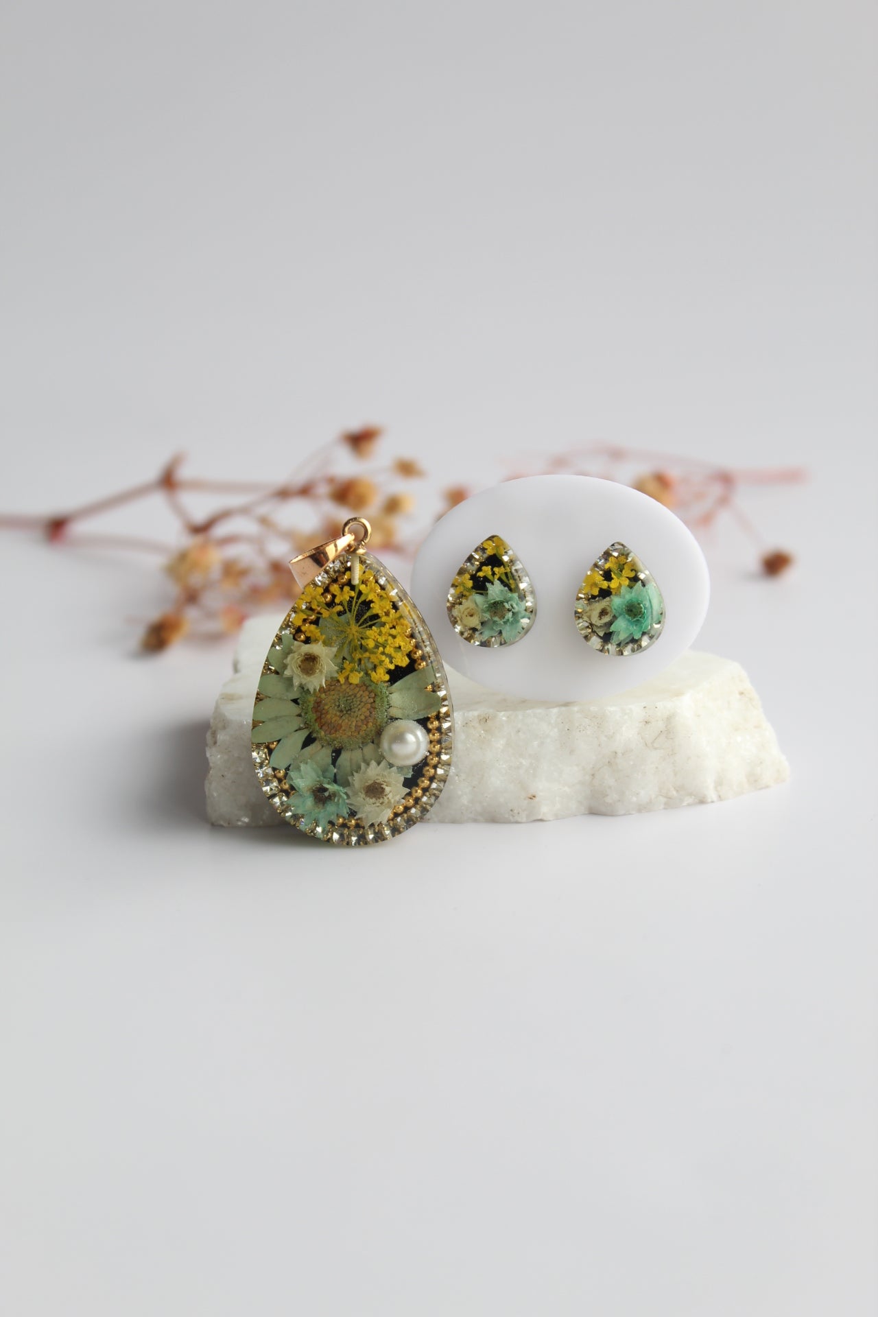 Drop Shaped Inlaid himalayan daisy, Queen Anne’s Lace and Big Daisy Dry flowers Pendant Set (Yellow, Teal & White)