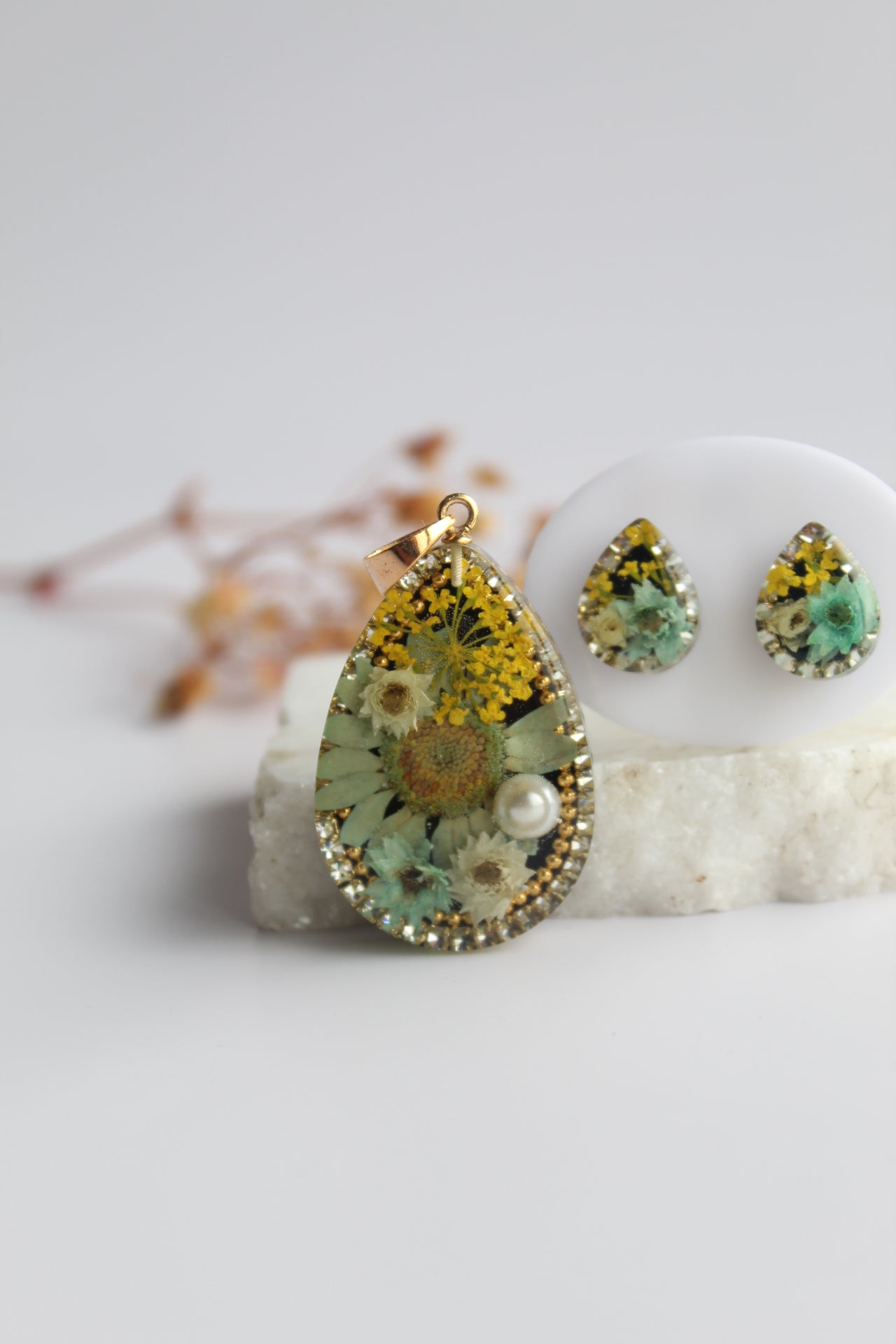 Drop Shaped Inlaid himalayan daisy, Queen Anne’s Lace and Big Daisy Dry flowers Pendant Set (Yellow, Teal & White)