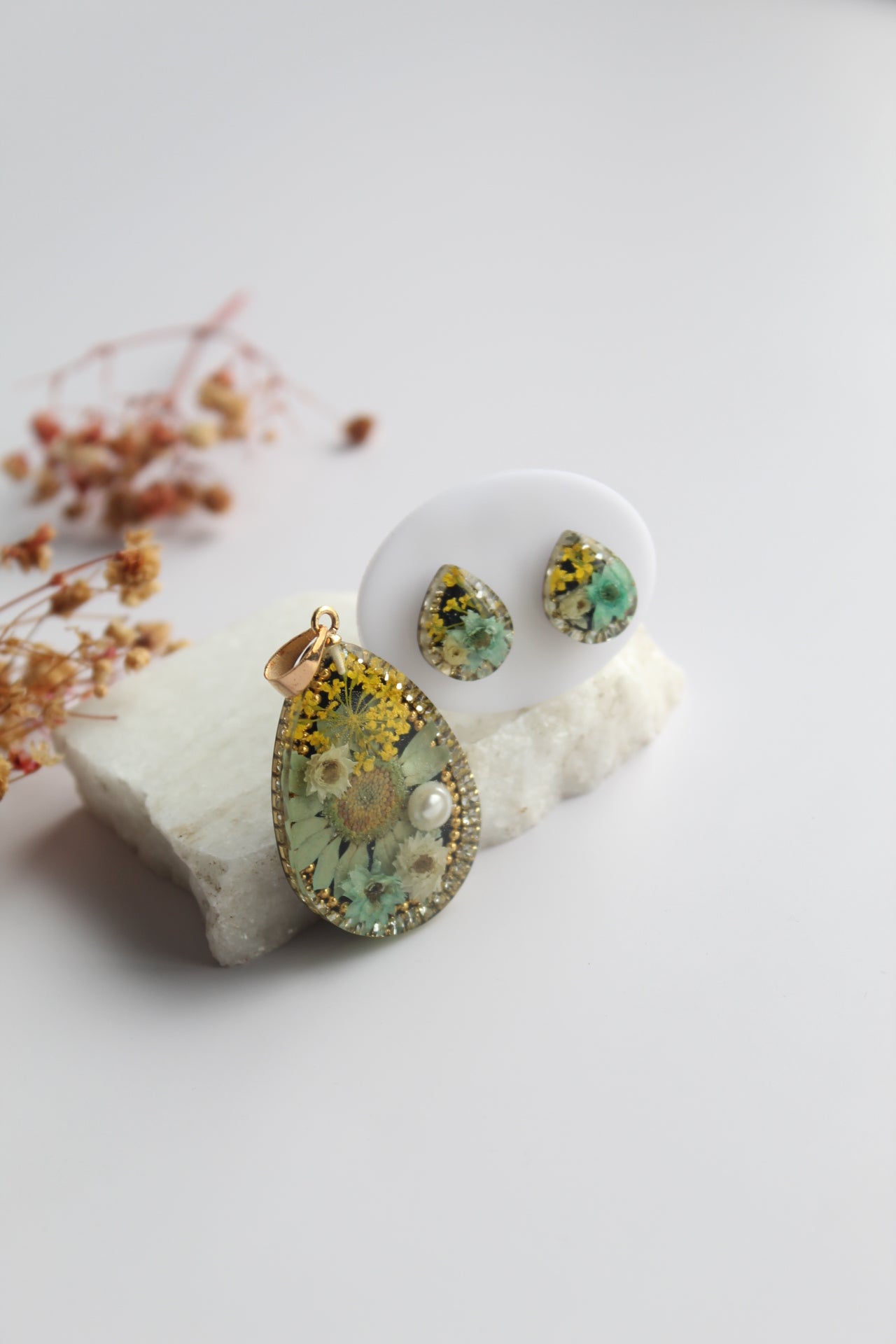 Drop Shaped Inlaid himalayan daisy, Queen Anne’s Lace and Big Daisy Dry flowers Pendant Set (Yellow, Teal & White)