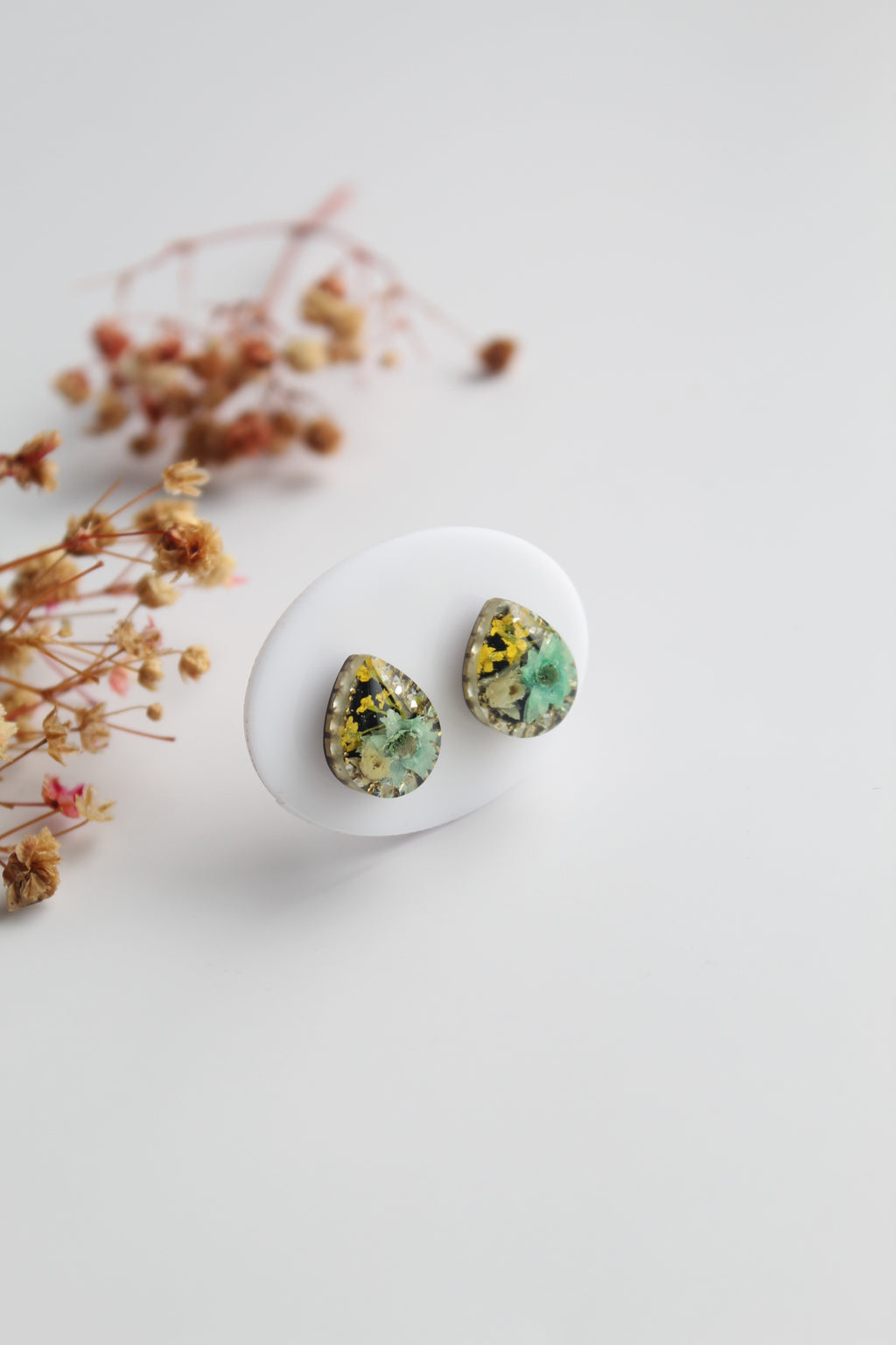 Drop Shaped Inlaid himalayan daisy, Queen Anne’s Lace and Big Daisy Dry flowers Pendant Set (Yellow, Teal & White)