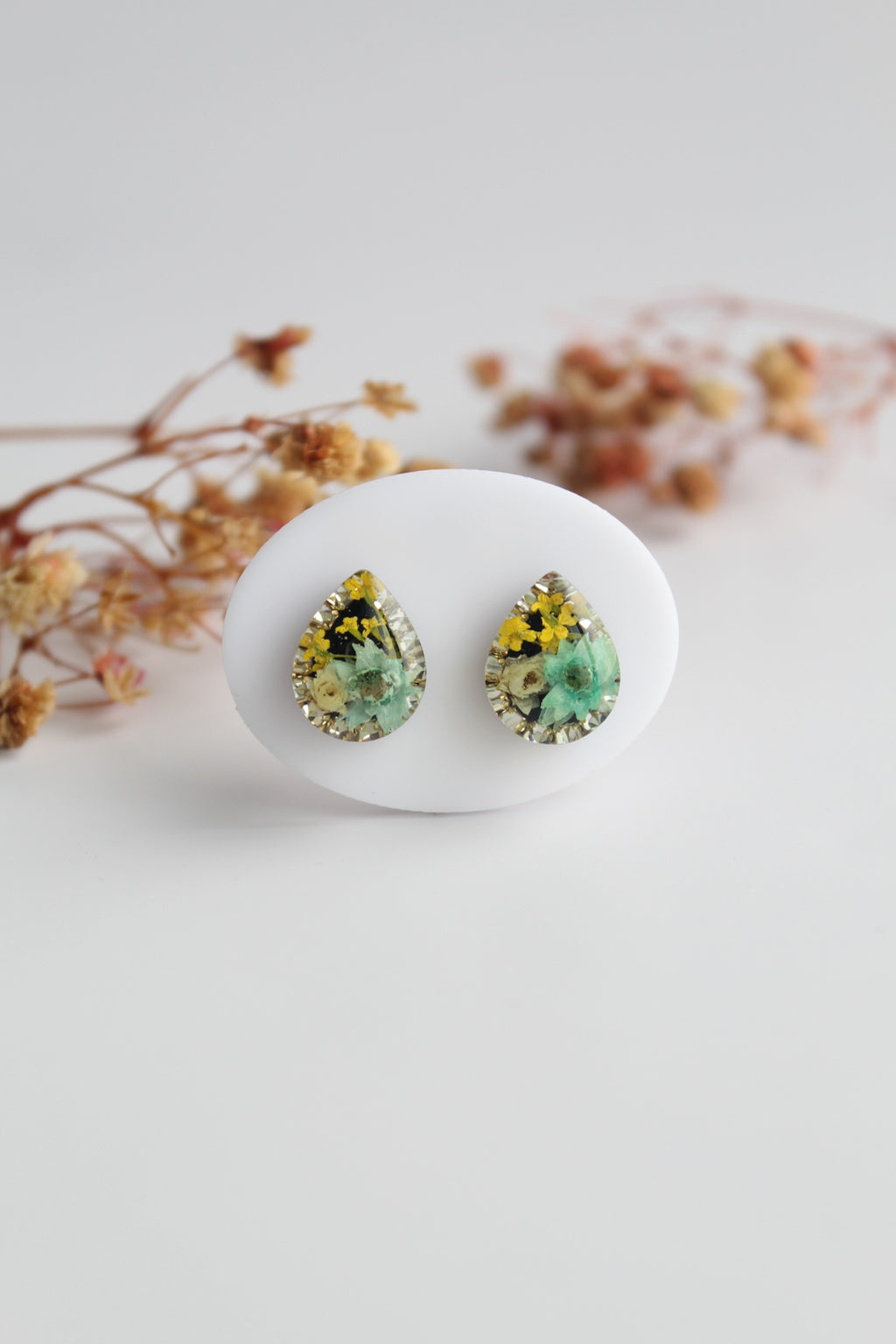 Drop Shaped Inlaid himalayan daisy, Queen Anne’s Lace and Big Daisy Dry flowers Pendant Set (Yellow, Teal & White)