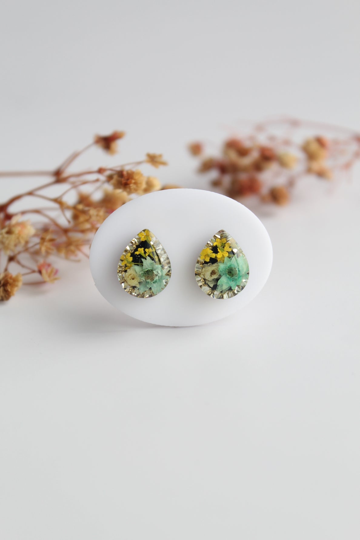 Drop Shaped Inlaid himalayan daisy, Queen Anne’s Lace and Big Daisy Dry flowers Pendant Set (Yellow, Teal & White)