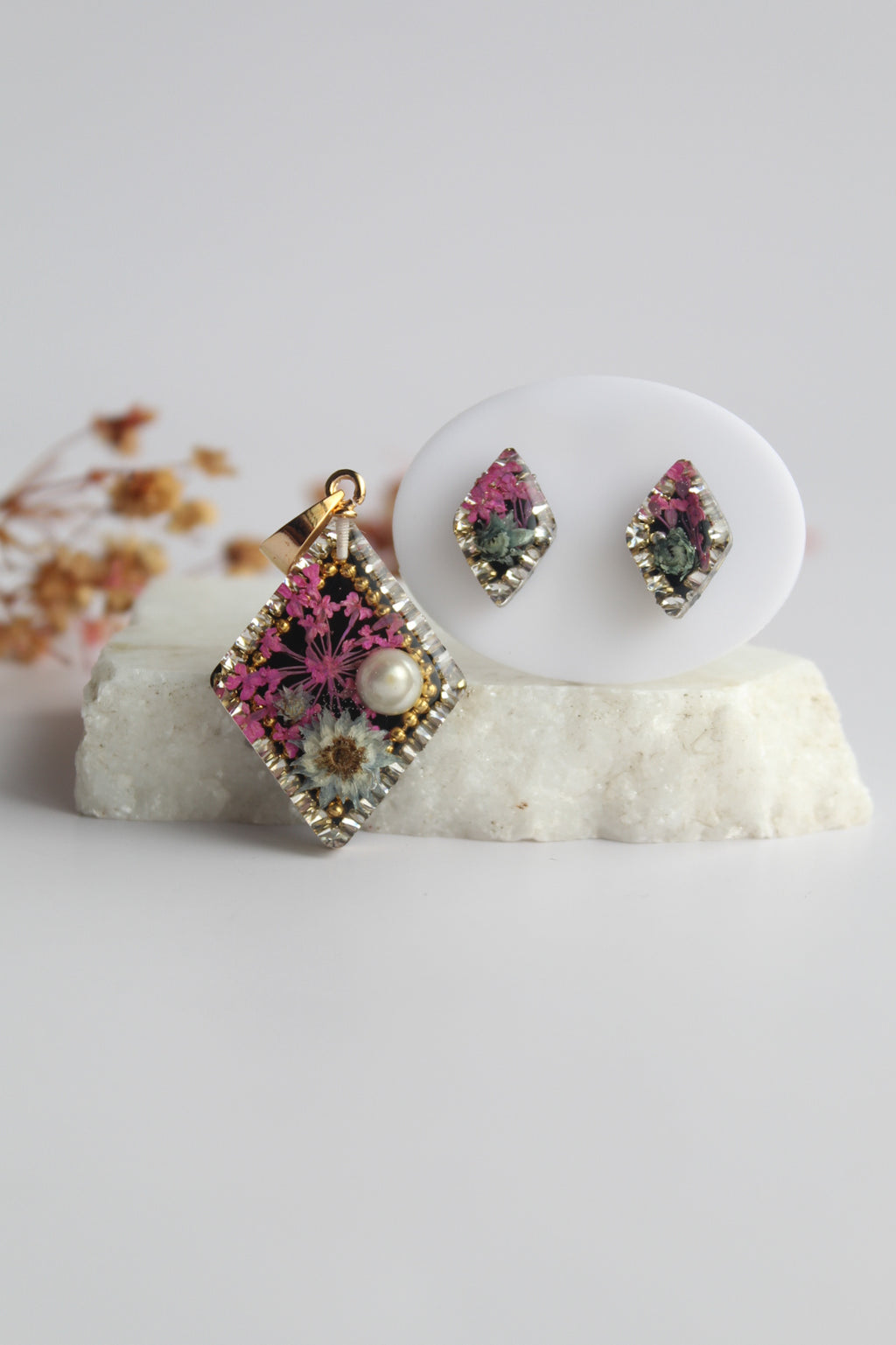 Diamond Shaped Inlaid himalayan daisy (gray) and Queen Anne’s Lace (dark pink) Dry flowers Pendant Set