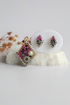 Diamond Shaped Inlaid himalayan daisy (gray) and Queen Anne’s Lace (dark pink) Dry flowers Pendant Set