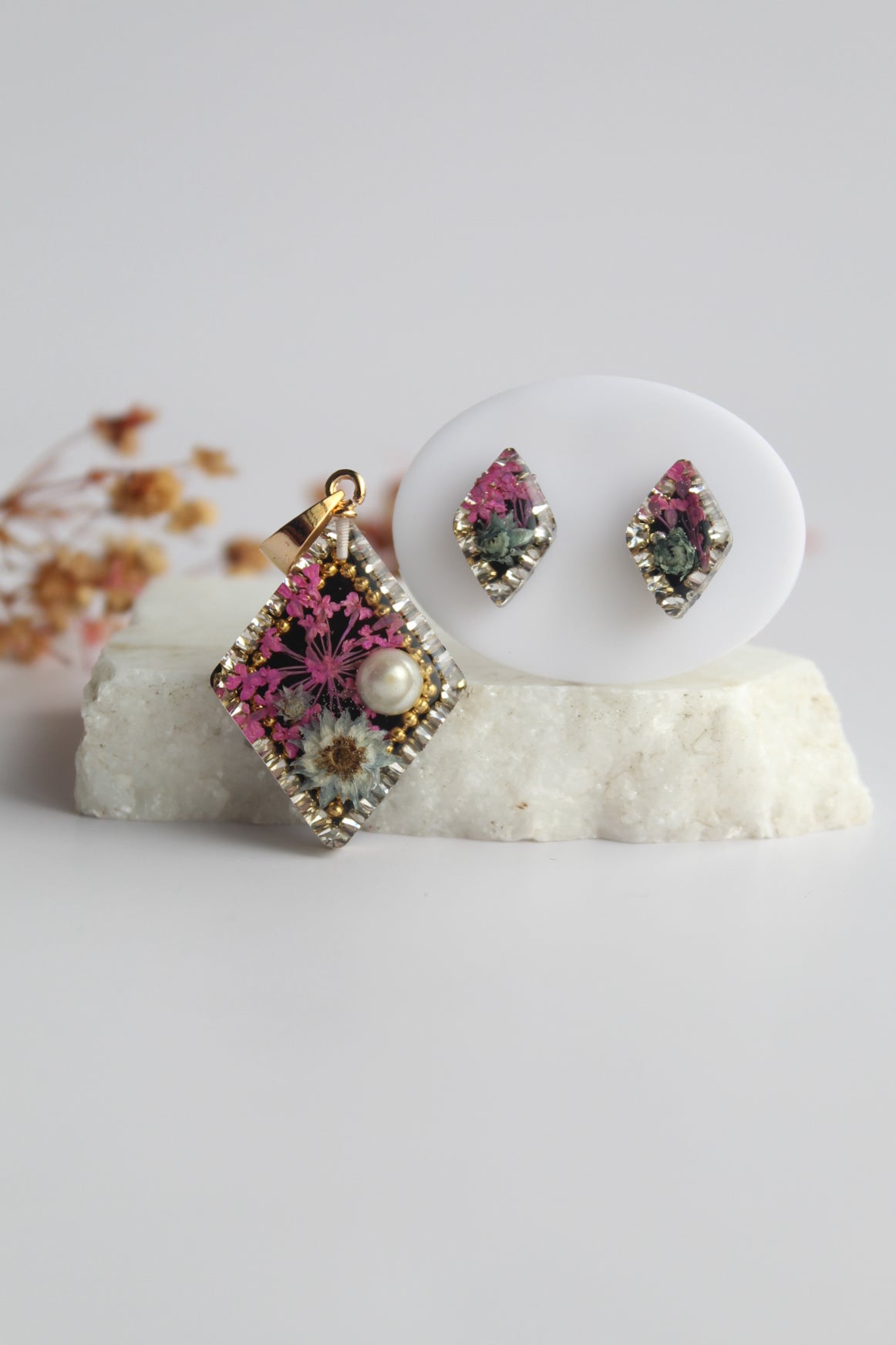Diamond Shaped Inlaid himalayan daisy (gray) and Queen Anne’s Lace (dark pink) Dry flowers Pendant Set