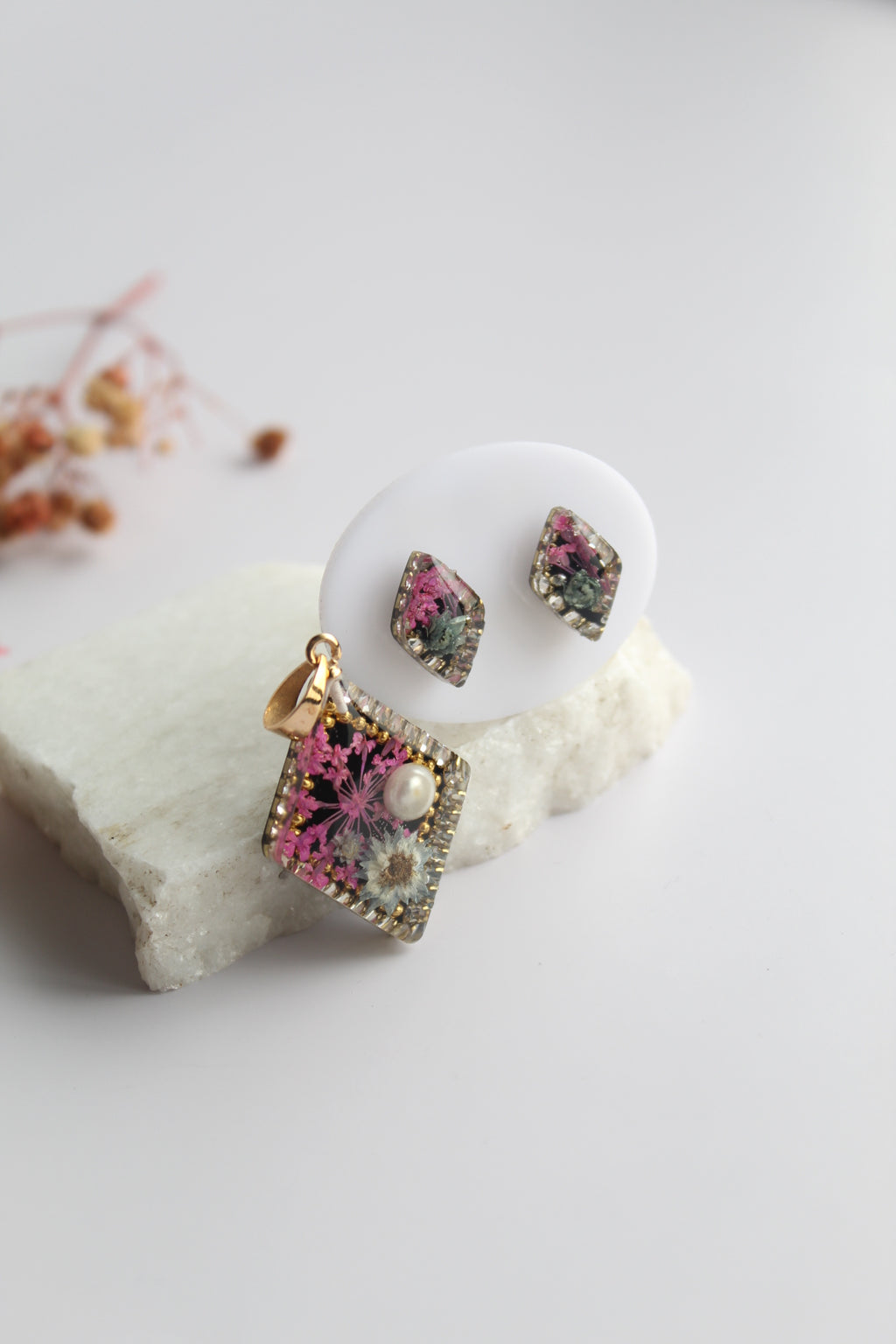 Diamond Shaped Inlaid himalayan daisy (gray) and Queen Anne’s Lace (dark pink) Dry flowers Pendant Set