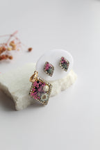 Diamond Shaped Inlaid himalayan daisy (gray) and Queen Anne’s Lace (dark pink) Dry flowers Pendant Set