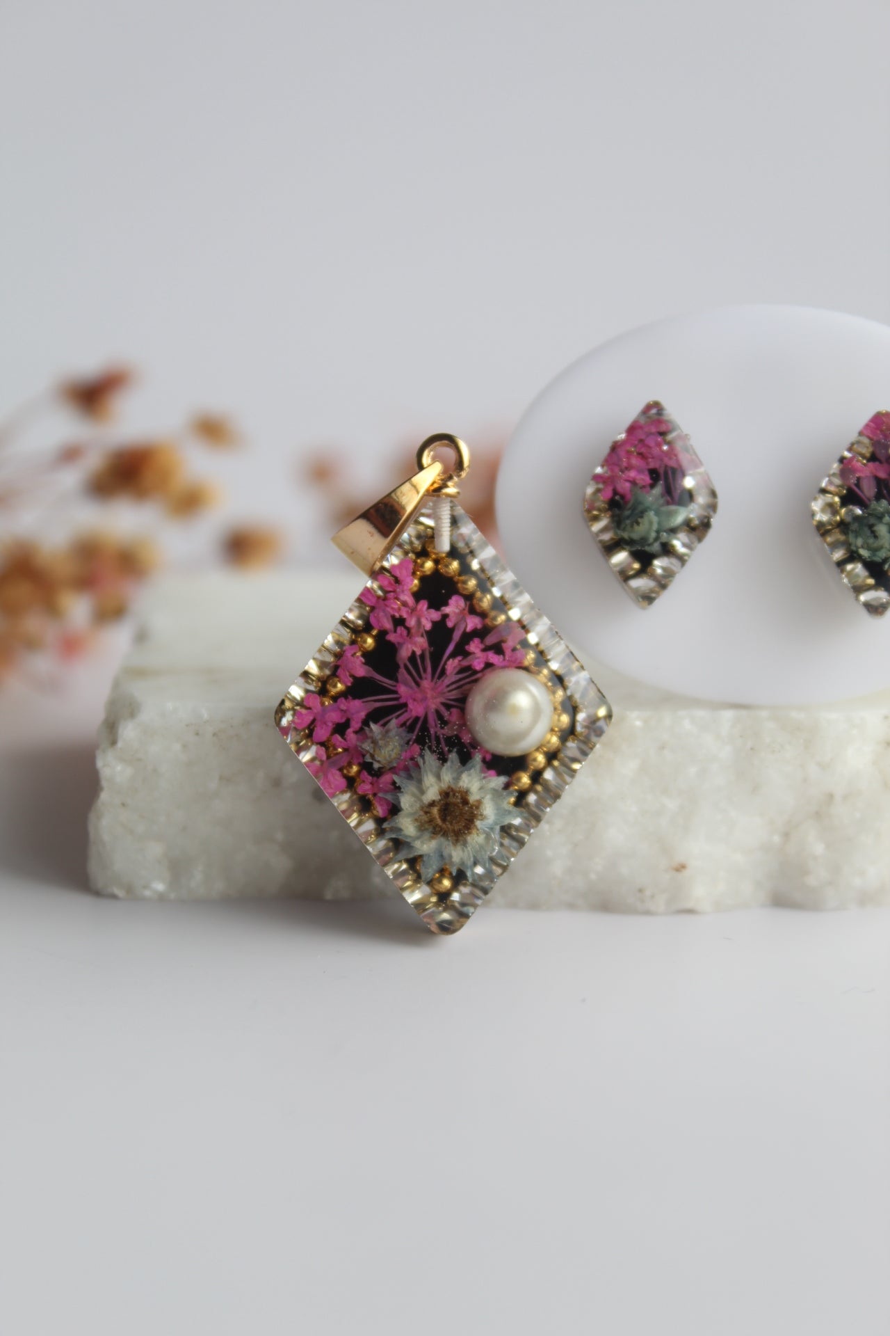 Diamond Shaped Inlaid himalayan daisy (gray) and Queen Anne’s Lace (dark pink) Dry flowers Pendant Set