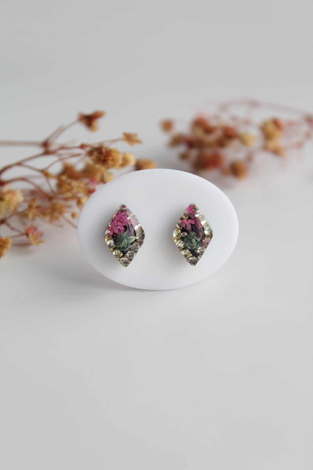 Diamond Shaped Inlaid himalayan daisy (gray) and Queen Anne’s Lace (dark pink) Dry flowers Pendant Set