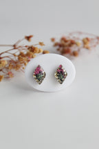 Diamond Shaped Inlaid himalayan daisy (gray) and Queen Anne’s Lace (dark pink) Dry flowers Pendant Set